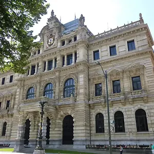 https://habitacin-con-bao-privado-en-el-centro-de-bilbao.sansebastianhotels.net